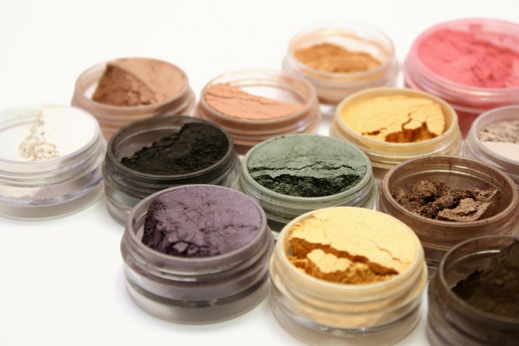 How to make use of mineral cosmetics? Original ideas and recipes